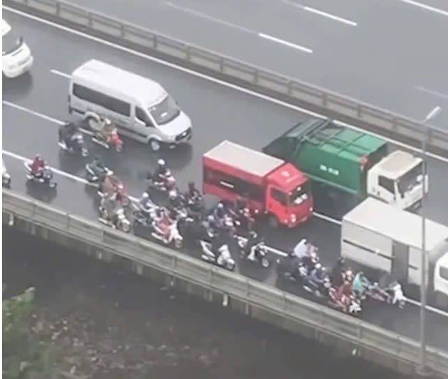 Tình người trong mưa bão (clip)